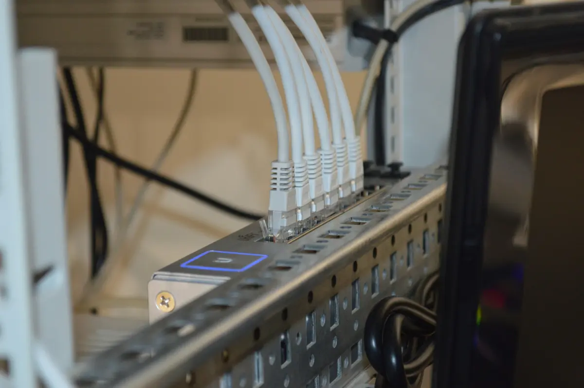 El armario de comunicaciones del centro, con el panel de parcheo cableado