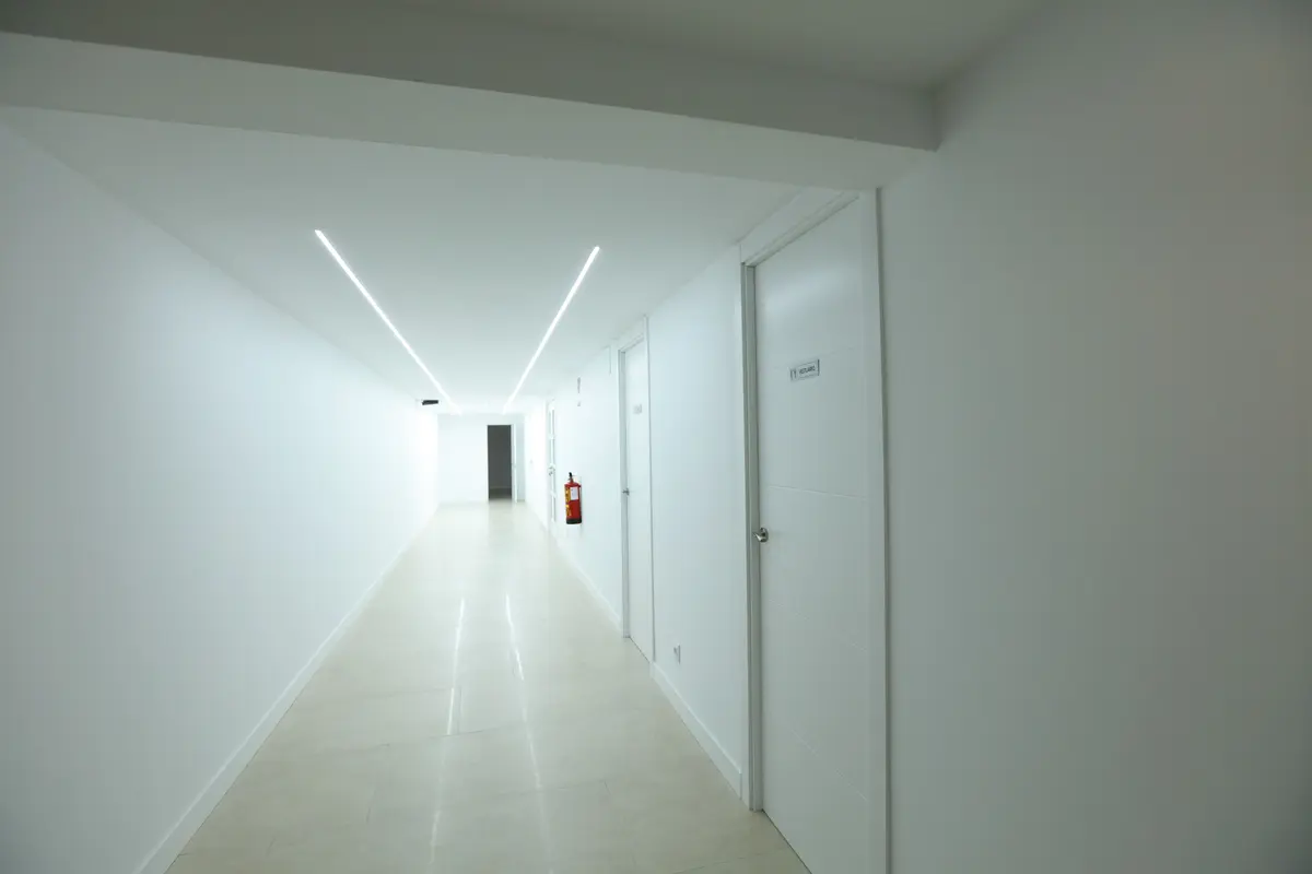 El pasillo principal, con luz indirecta y las puertas de los gabinetes