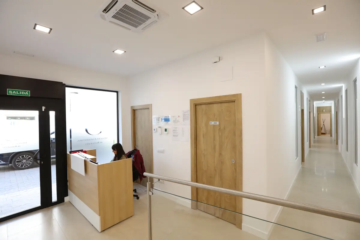 La entrada del centro, con el mostrador de recepción