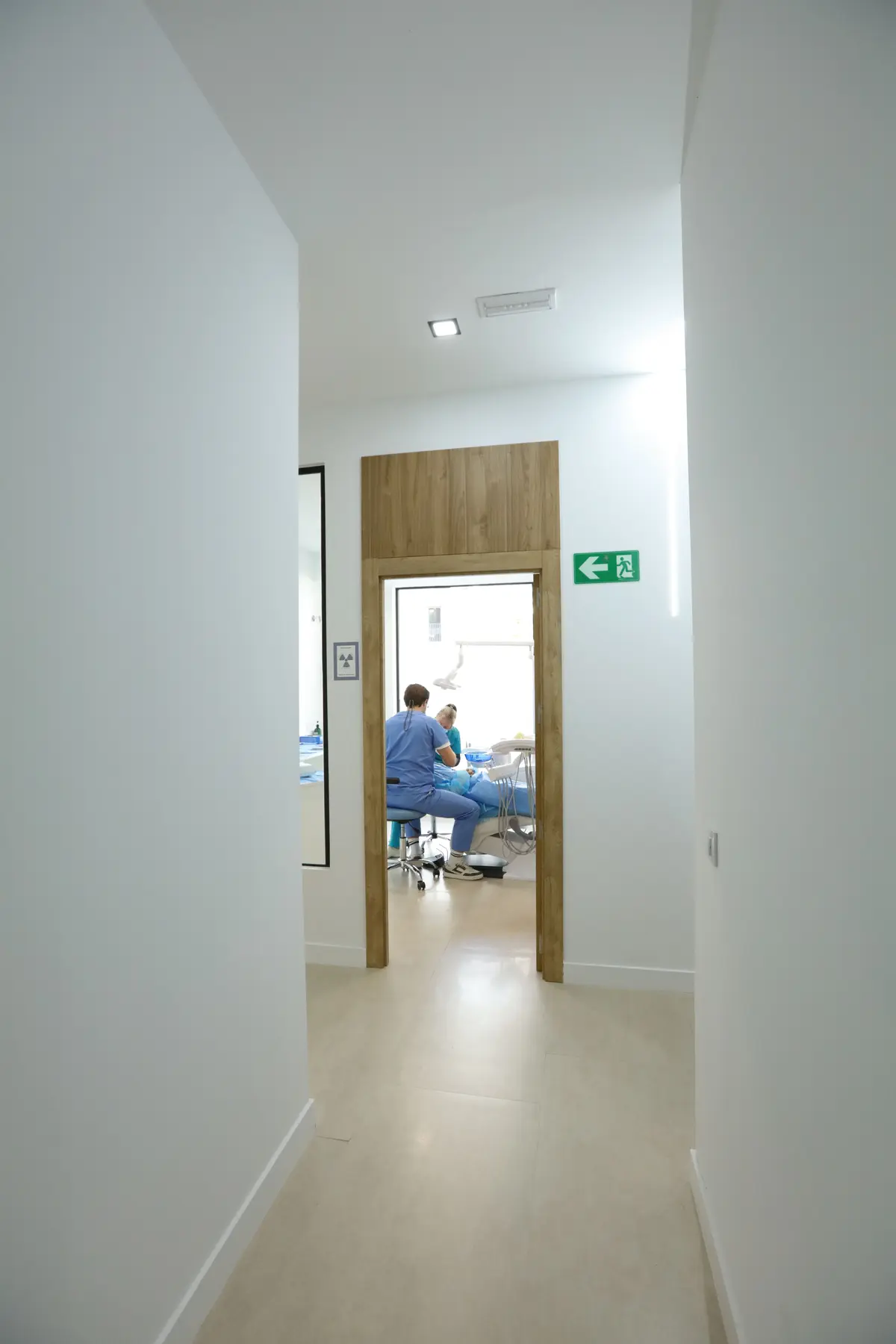 La pantalla del aula retransmitiendo en directo una cirugía desde un gabinete